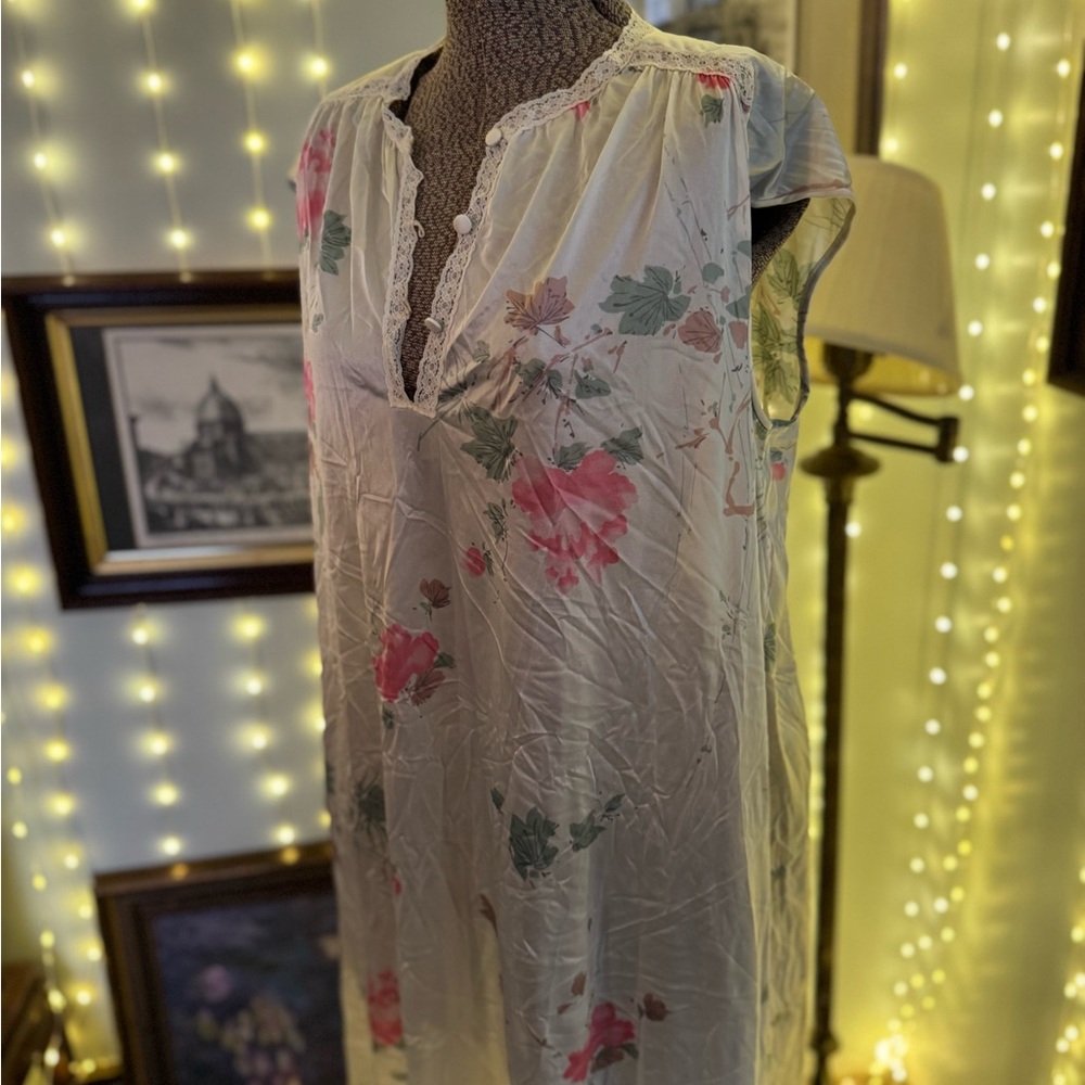 Floral Lace Trim Vanity Fair gown and robe set - Vintage